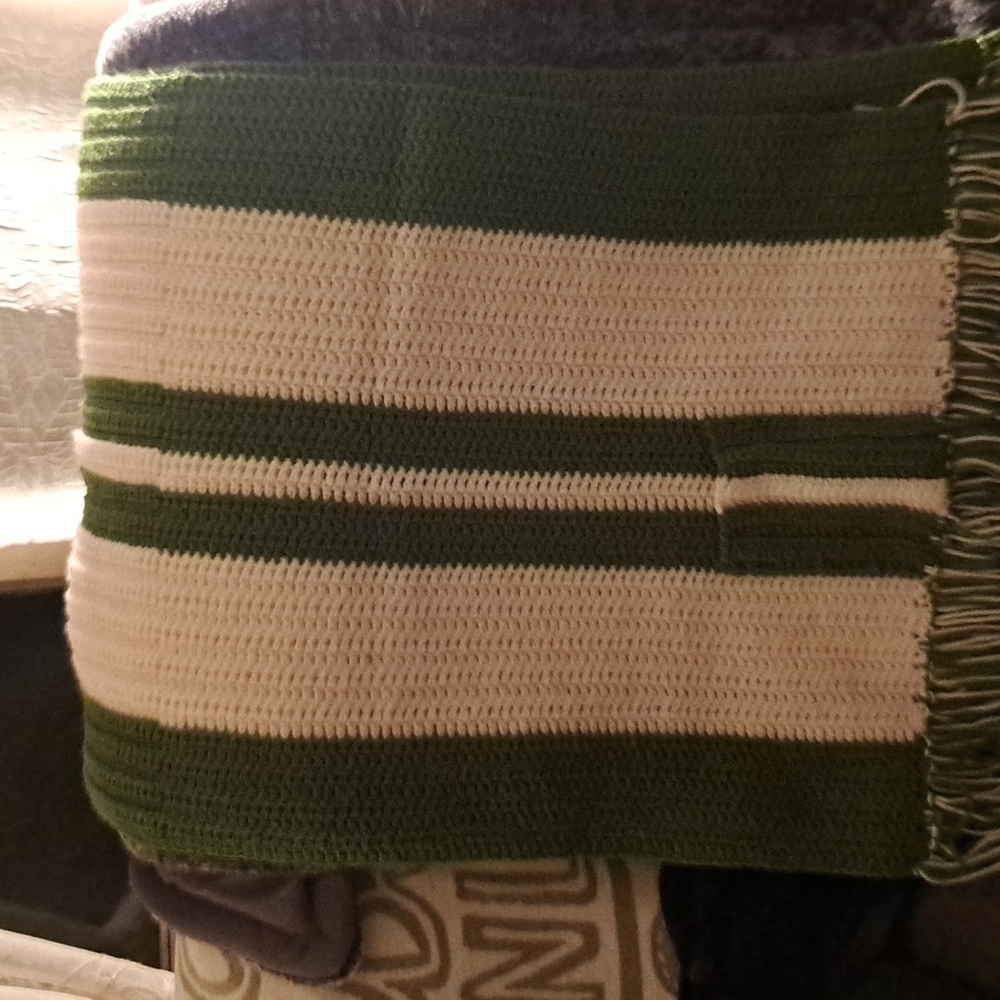 Hand knit throw with pockets - Picture 1 of 3